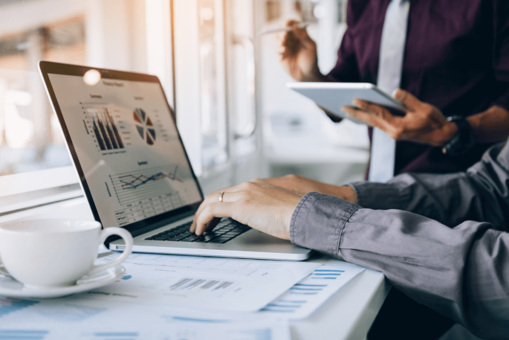 Technicien réalisant un audit informatique entreprise sur site