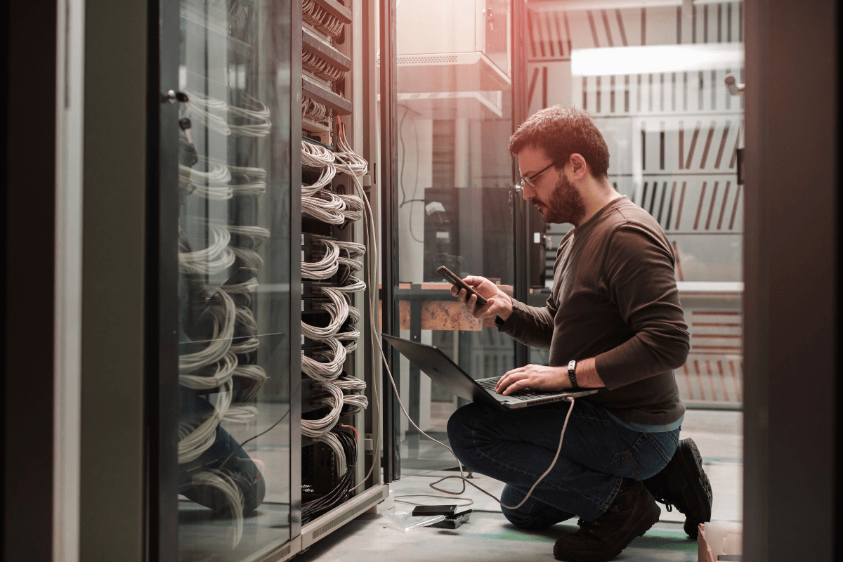 Technicien d’une entreprise informatique Bayonne assurant la maintenance d’un serveur dans un local professionnel.