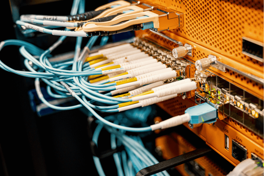 Technicien d’un prestataire telecom installant une ligne VoIP dans une entreprise industrielle