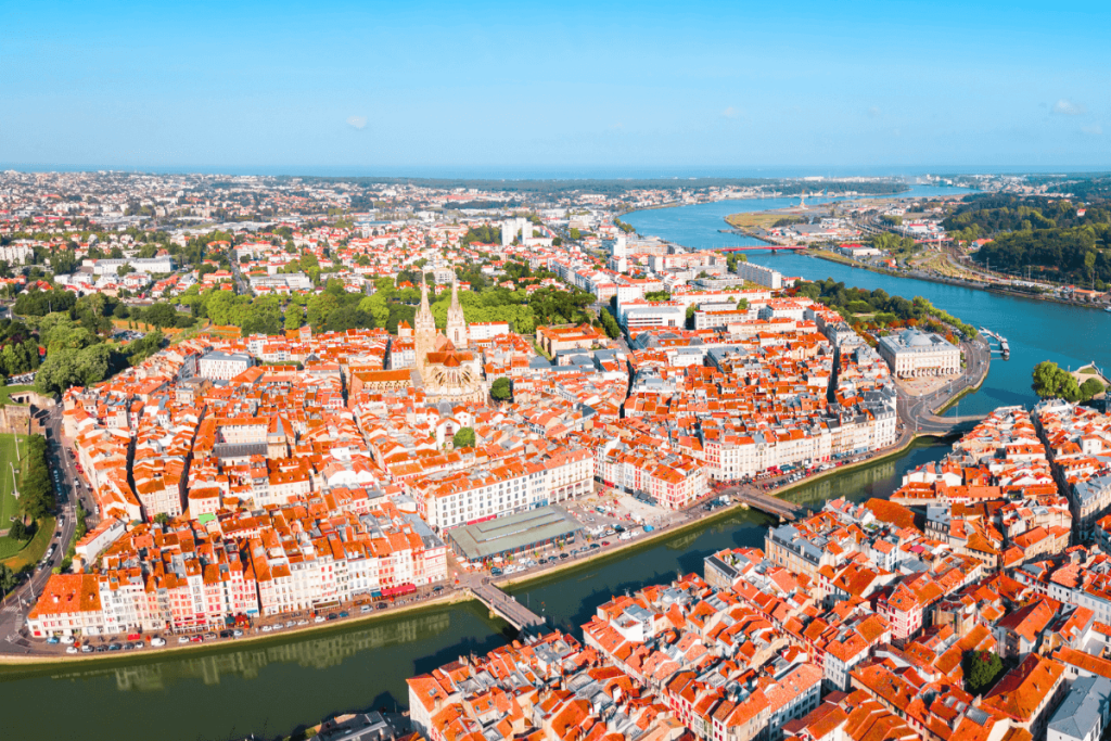 Paysage urbain de Bayonne où opère une entreprise informatique à proximité spécialisée en infogérance.