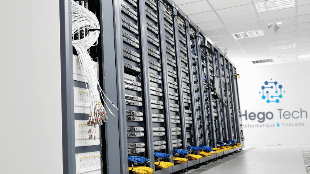 Alignement de baies de serveurs professionnelles avec câblage structuré lors d'un audit informatique pour optimiser la connectivité d'une entreprise.