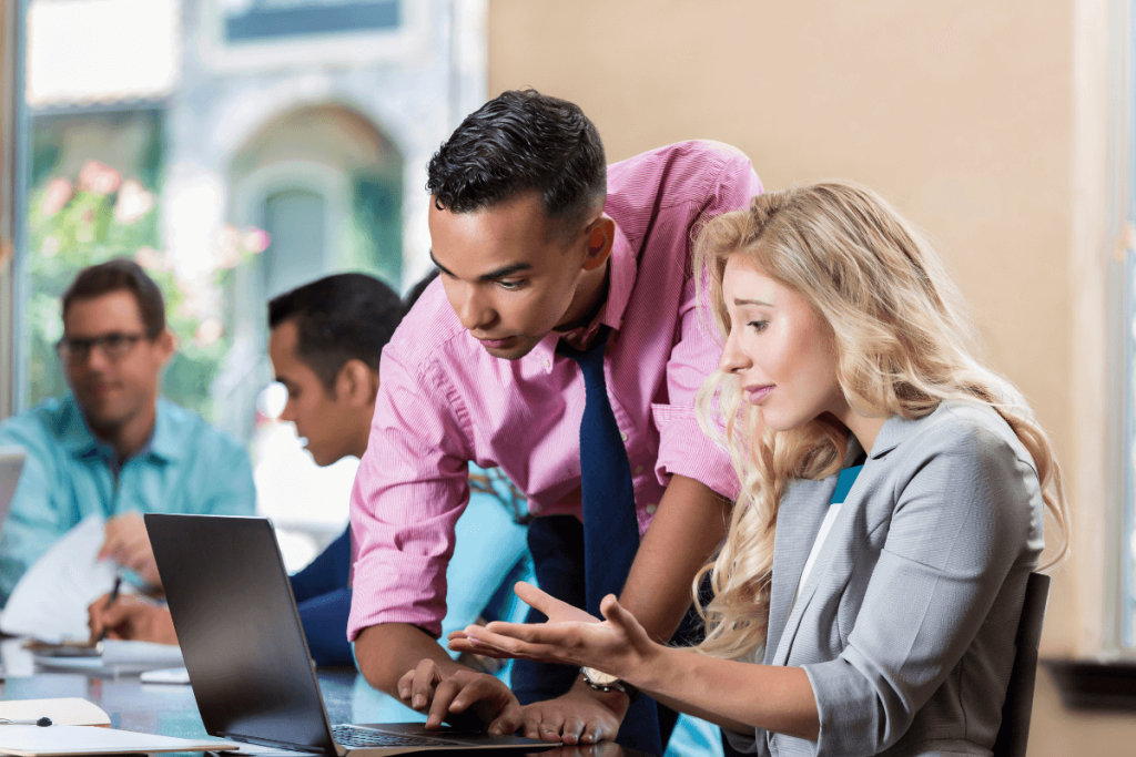 Équipe technique d'un prestataire informatique dans le Pays basque intervenant sur la maintenance d'un poste de travail en entreprise.